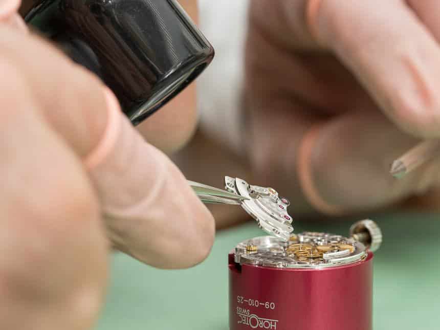 Kiểm tra các chi tiết trước khi lau dầu đồng hồ