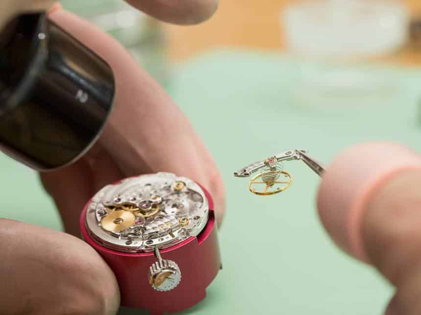 lau dầu đồng hồ cơ