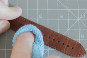 Cách làm mềm dây da đồng hồ