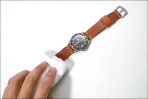 Cách vệ sinh dây da đồng hồ - ảnh 3