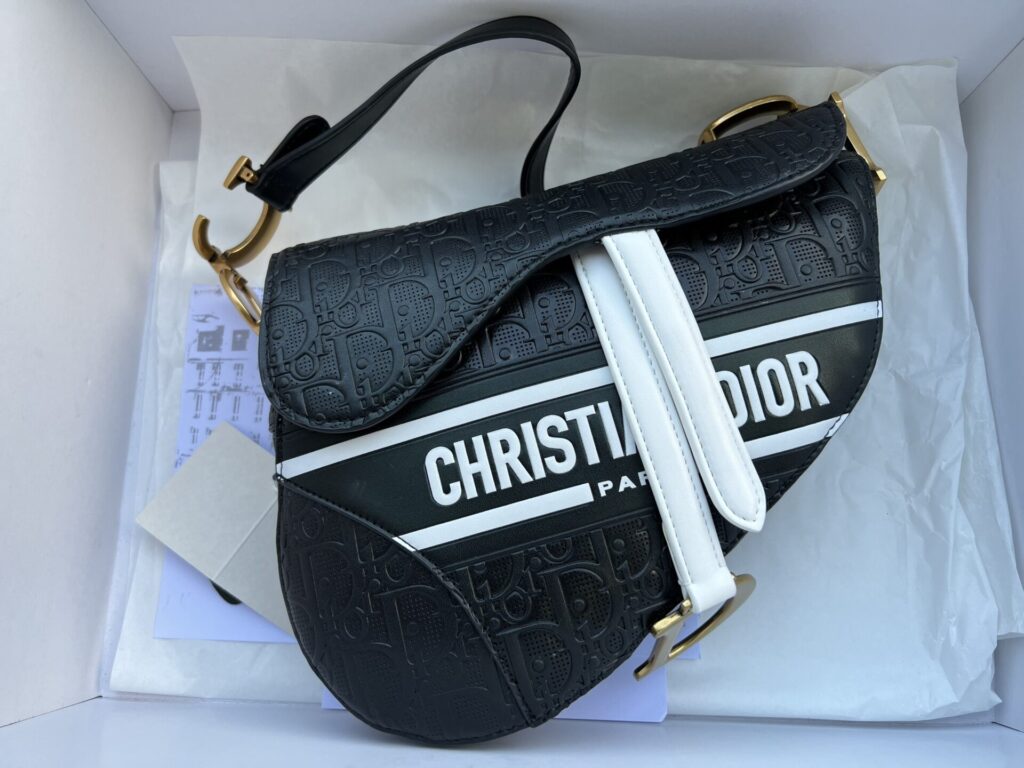 TÚI CẮP NÁCH DIOR SADDLE BAG YÊN NGỰA MÀU ĐEN HỌA TIẾT DIOR NỔI SIÊU CẤP