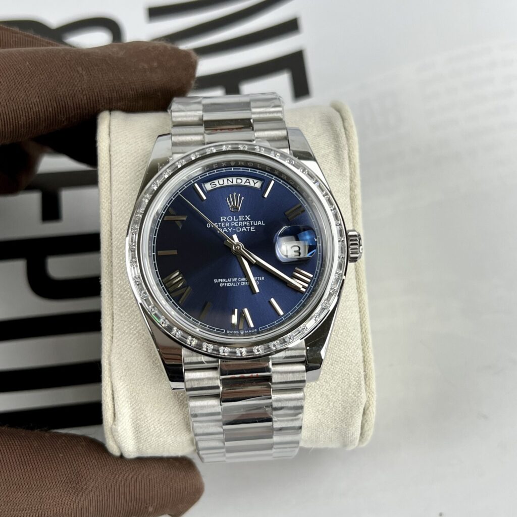 ĐỒNG HỒ ROLEX DAY DATE 40 FAKE 1:1 NHÀ MÁY EW MẶT XANH NIỀNG ĐÁ 40MM