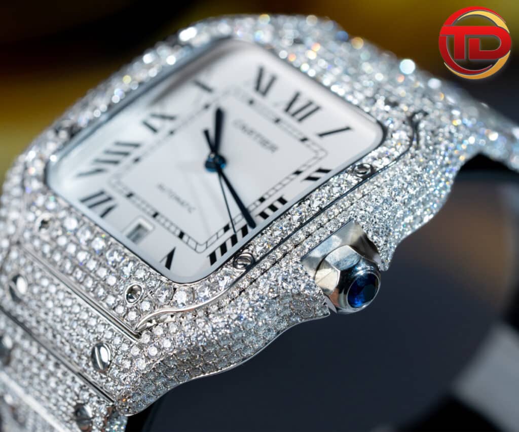 ĐỒNG HỒ CARTIER SANTOS DE CARTIER ĐỘ FULL KIM CƯƠNG MOISSANITE REPLICA SIÊU CẤP 39MM