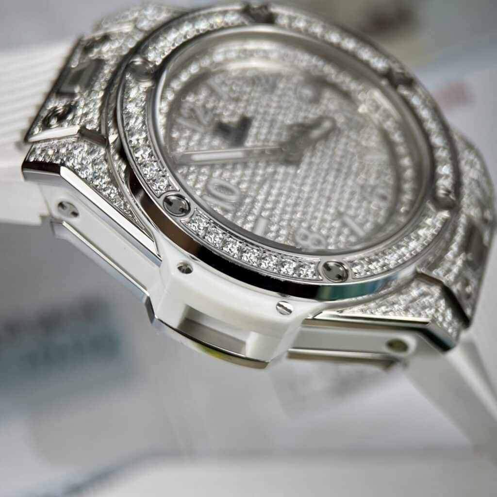 HUBLOT BIGBANG ONE CLICK MÀU TRẮNG REP 1:1 ĐỘ FULL KIM CƯƠNG MOISSANITE