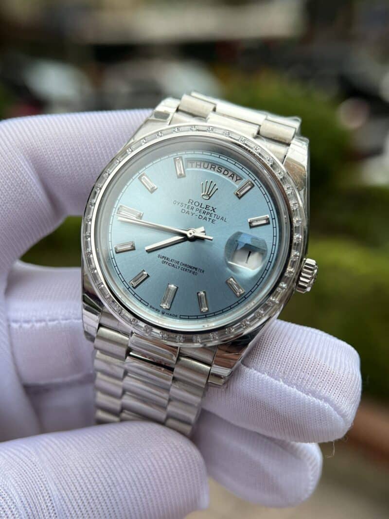 ĐỒNG HỒ ROLEX DAY-DATE MẶT XANH BĂNG VIỀN ĐÁ BAGUETTE REP 11 EW FACTORY