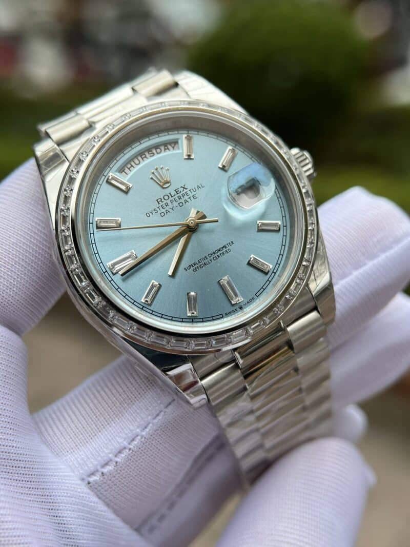 ĐỒNG HỒ ROLEX DAY-DATE MẶT XANH BĂNG VIỀN ĐÁ BAGUETTE REP 11 EW FACTORY