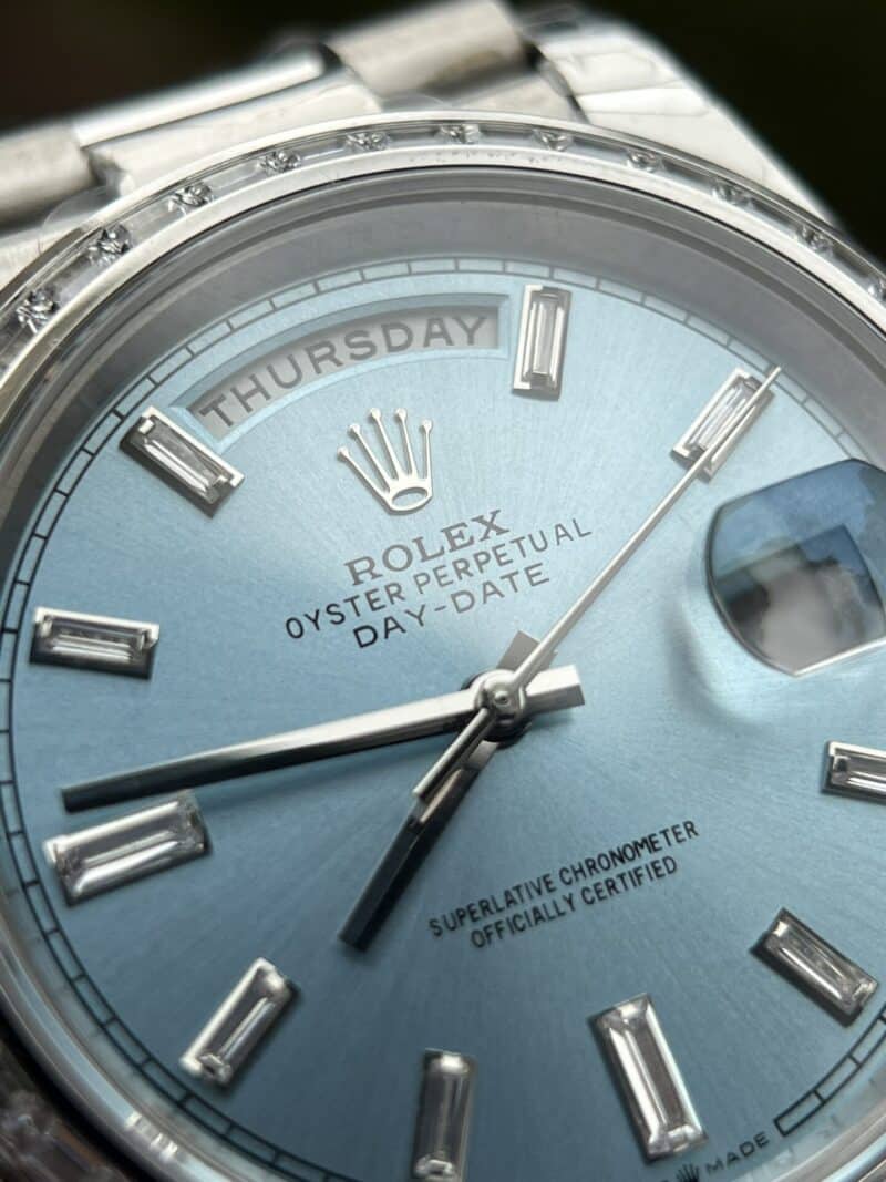 ĐỒNG HỒ ROLEX DAY-DATE MẶT XANH BĂNG VIỀN ĐÁ BAGUETTE REP 11 EW FACTORY