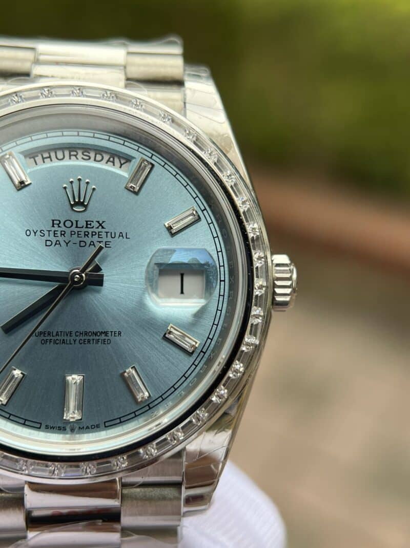 ĐỒNG HỒ ROLEX DAY-DATE MẶT XANH BĂNG VIỀN ĐÁ BAGUETTE REP 11 EW FACTORY