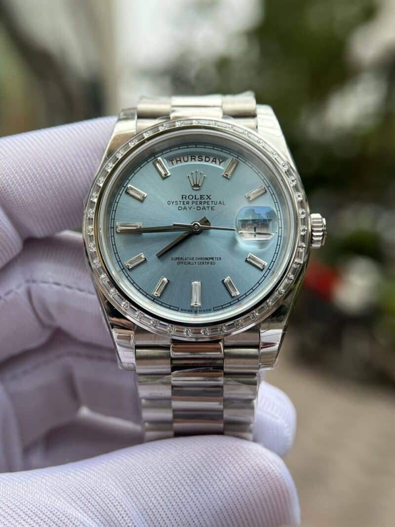 ĐỒNG HỒ ROLEX DAY-DATE MẶT XANH BĂNG VIỀN ĐÁ BAGUETTE REP 11 EW FACTORY