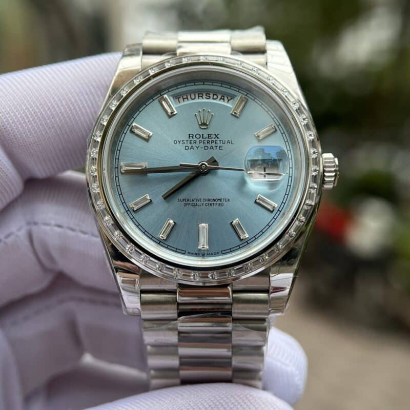ĐỒNG HỒ ROLEX DAY-DATE MẶT XANH BĂNG VIỀN ĐÁ BAGUETTE REP 11 EW FACTORY
