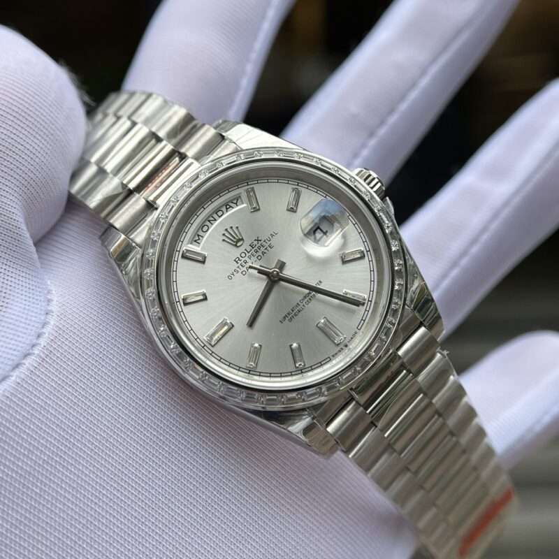 ĐỒNG HỒ ROLEX DAY-DATE NIỀNG ĐÁ BAGUETTE REPLICA 1:1 EW FACTORY