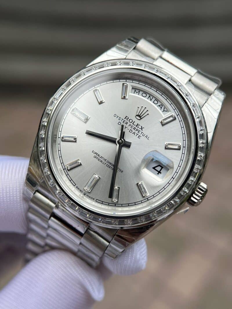 ĐỒNG HỒ ROLEX DAY-DATE NIỀNG ĐÁ BAGUETTE REPLICA 1:1 EW FACTORY