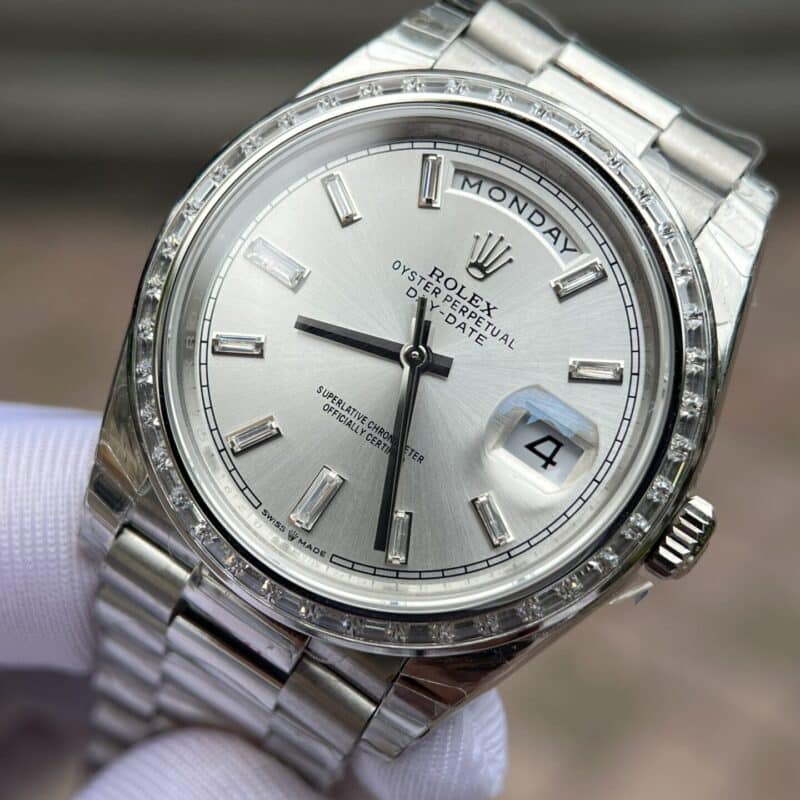 ĐỒNG HỒ ROLEX DAY-DATE NIỀNG ĐÁ BAGUETTE REPLICA 1:1 EW FACTORY