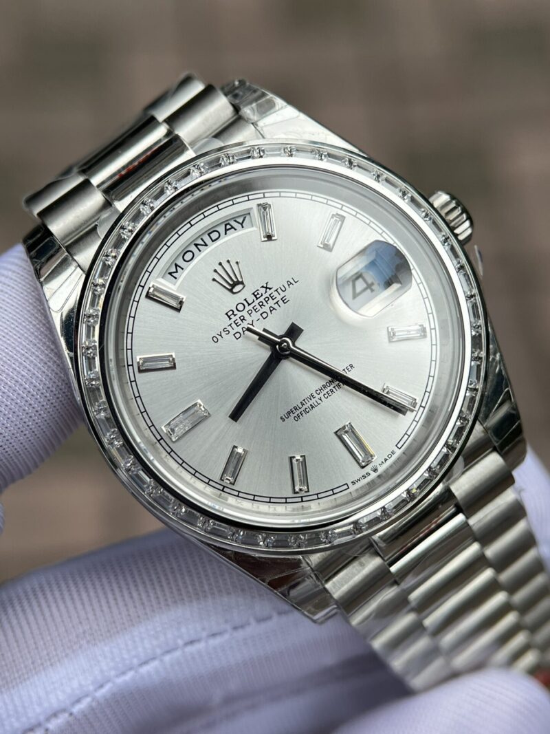 ĐỒNG HỒ ROLEX DAY-DATE NIỀNG ĐÁ BAGUETTE REPLICA 1:1 EW FACTORY