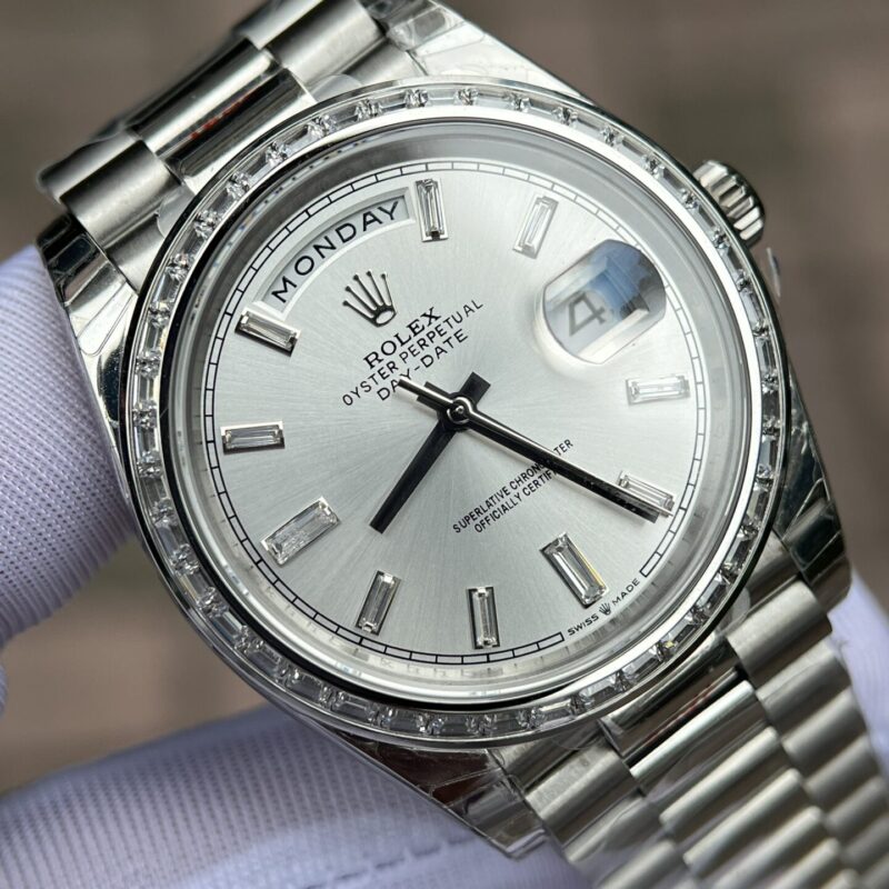 ĐỒNG HỒ ROLEX DAY-DATE NIỀNG ĐÁ BAGUETTE REPLICA 1:1 EW FACTORY