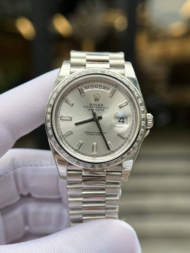 ĐỒNG HỒ ROLEX DAY-DATE NIỀNG ĐÁ BAGUETTE REPLICA 1:1 EW FACTORY