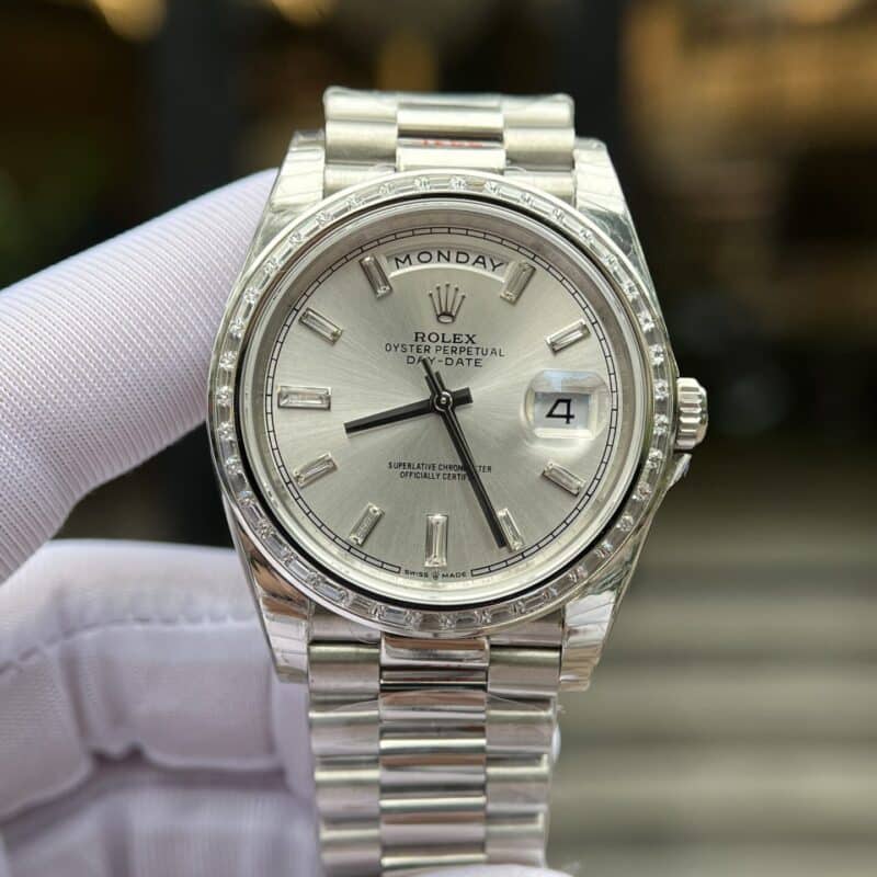 ĐỒNG HỒ ROLEX DAY-DATE NIỀNG ĐÁ BAGUETTE REPLICA 1:1 EW FACTORY