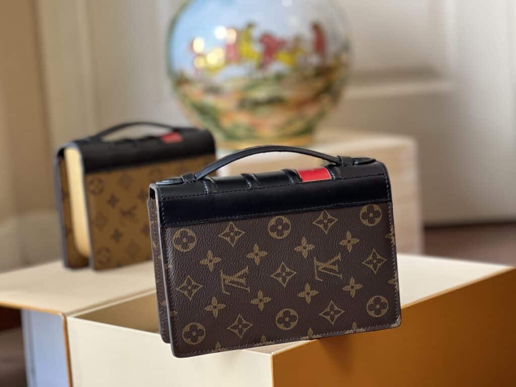 TÚI HỘP NỮ LV LOUIS VUITTON BOOK CHAIN WALLET CRUISE 2023
