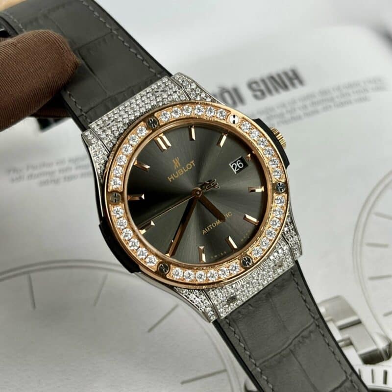 ĐỒNG HỒ HUBLOT CLASSIC FUSION MẶT XÁM NIỀNG VÀNG HỒNG ĐÍNH KIM MOISSANITE