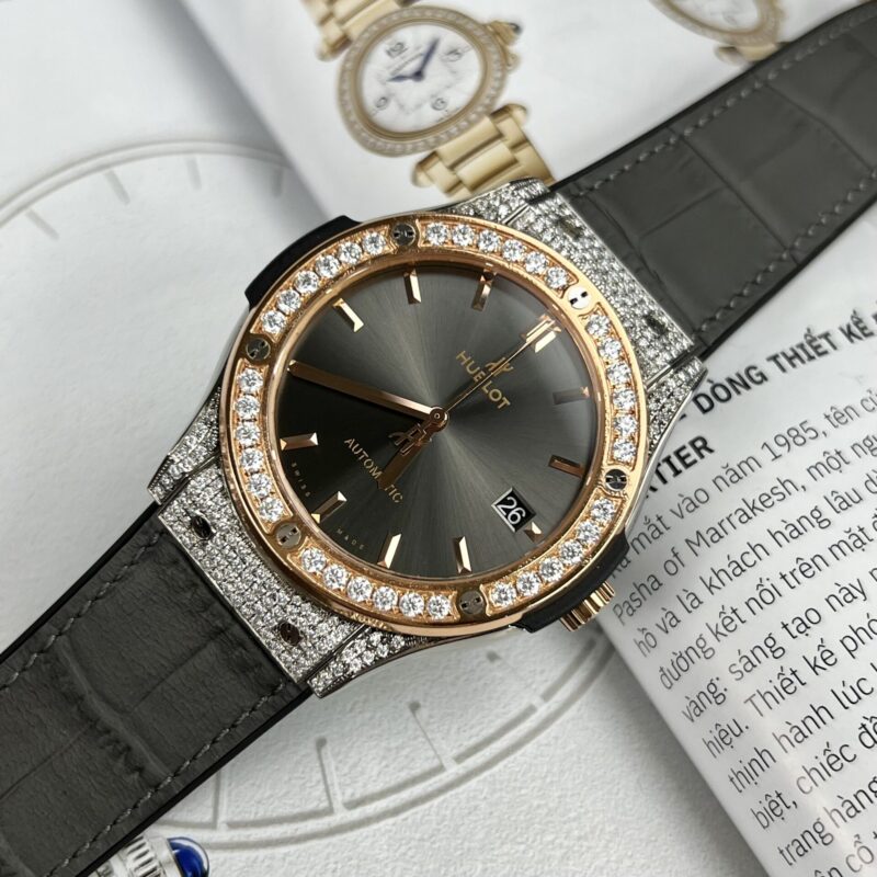 ĐỒNG HỒ HUBLOT CLASSIC FUSION MẶT XÁM NIỀNG VÀNG HỒNG ĐÍNH KIM MOISSANITE