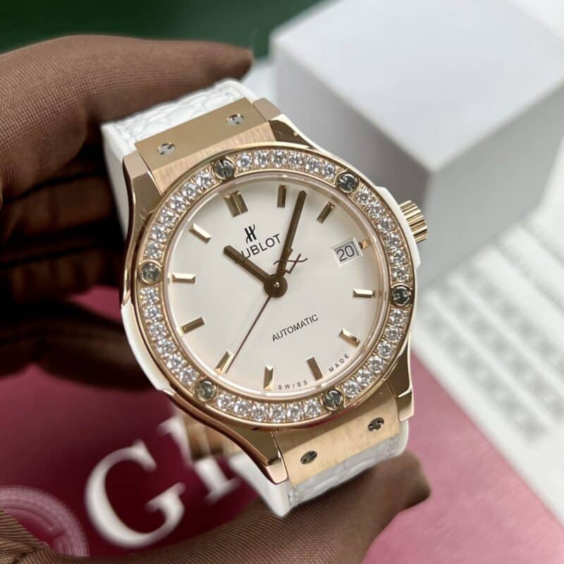 ĐỒNG HỒ HUBLOT NỮ CLASSIC FUSION MÀU TRẮNG VỎ KING GOLD NIỀNG ĐÁ REP 1:1