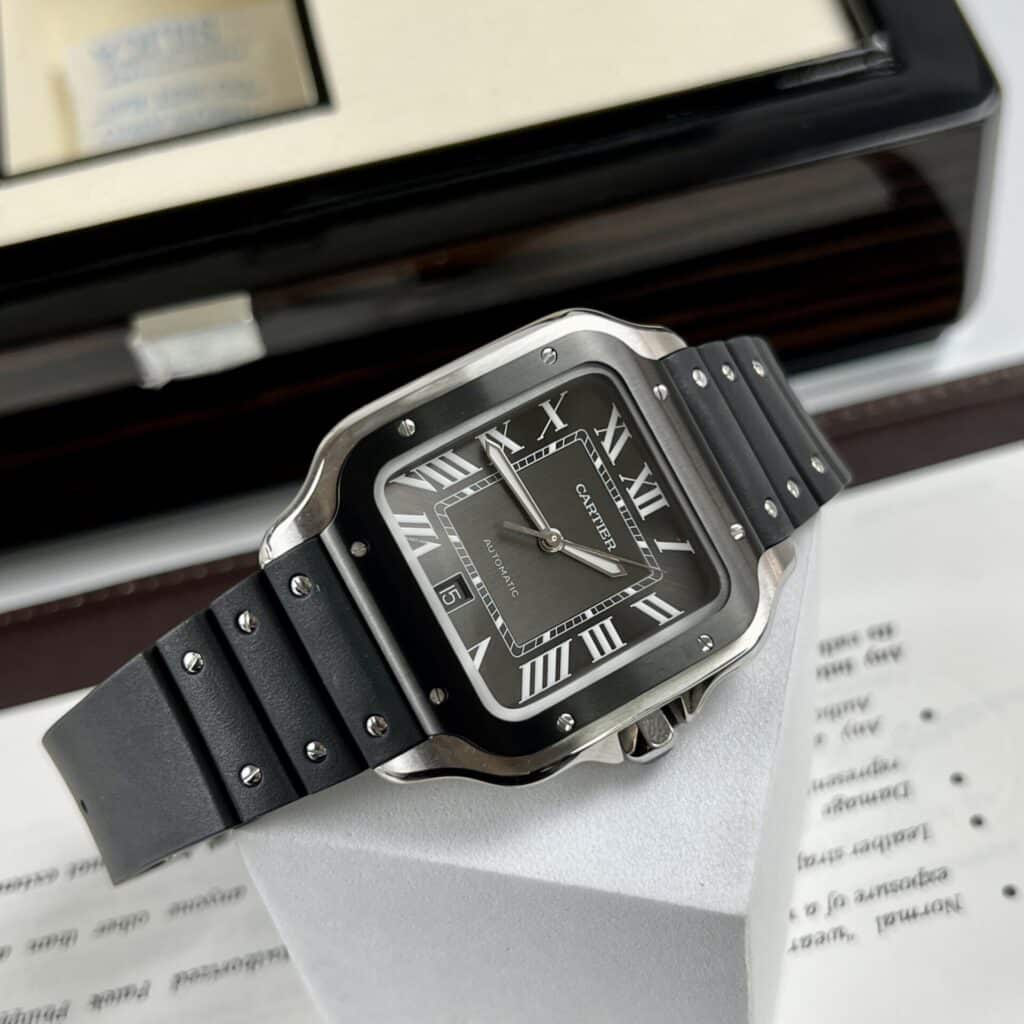 ĐỒNG HỒ CARTIER SANTOS SUPER FAKE 1:1 MÀU ĐEN DÂY CAO SU