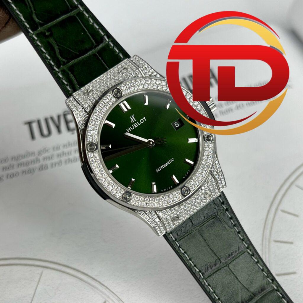 ĐỒNG HỒ HUBLOT CLASSIC FUSION MÀU XANH LÁ ĐÍNH FULL KIM CƯƠNG MOISSANITE