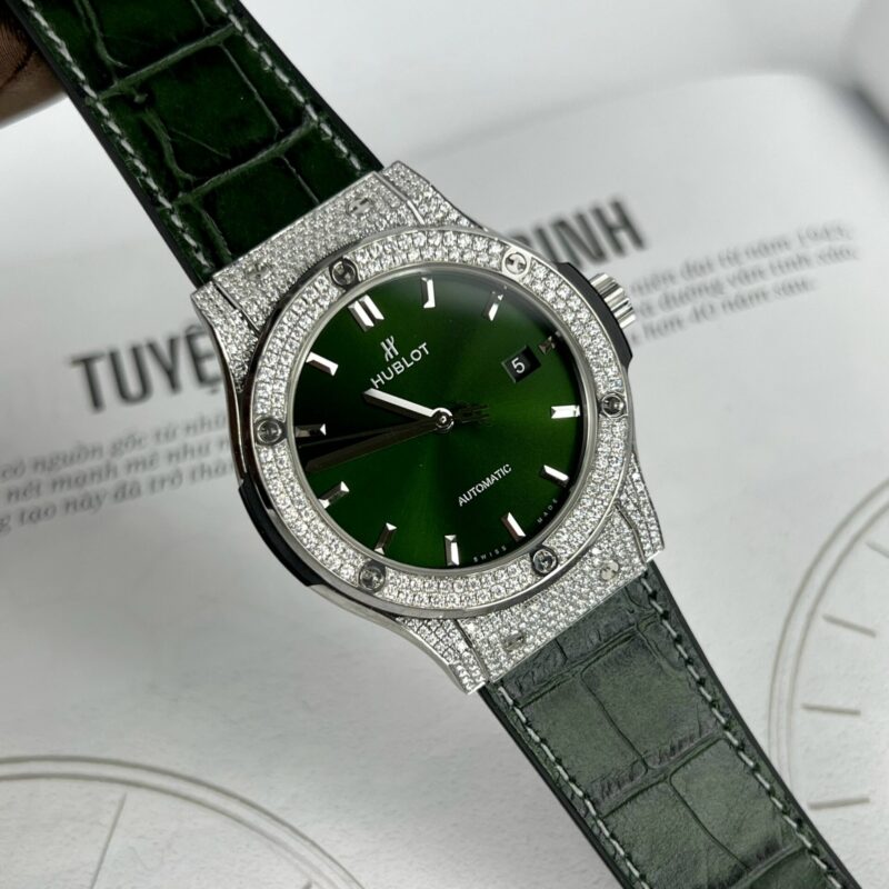 ĐỒNG HỒ HUBLOT CLASSIC FUSION MÀU XANH LÁ ĐÍNH FULL KIM CƯƠNG MOISSANITE