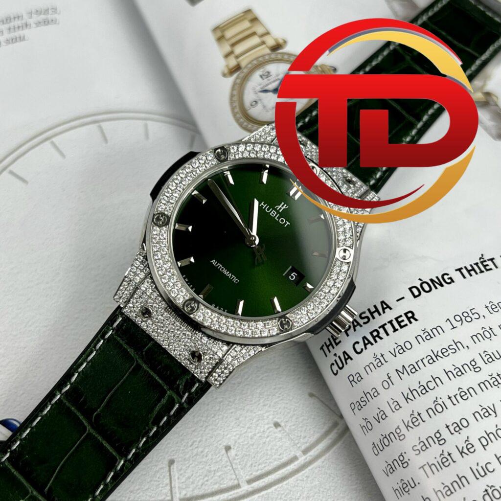 ĐỒNG HỒ HUBLOT CLASSIC FUSION MÀU XANH LÁ ĐÍNH FULL KIM CƯƠNG MOISSANITE