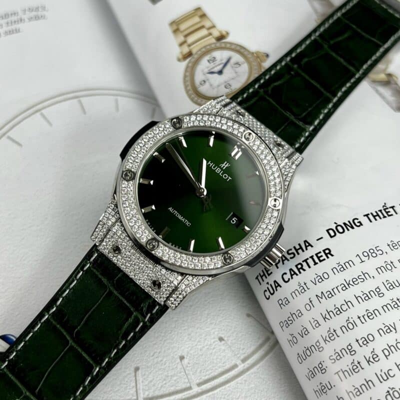 ĐỒNG HỒ HUBLOT CLASSIC FUSION MÀU XANH LÁ ĐÍNH FULL KIM CƯƠNG MOISSANITE
