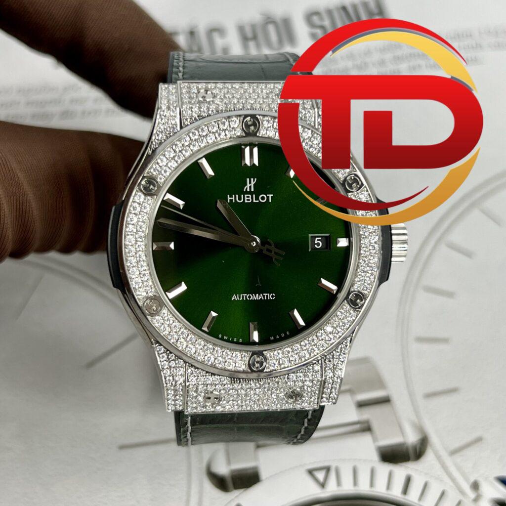 ĐỒNG HỒ HUBLOT CLASSIC FUSION MÀU XANH LÁ ĐÍNH FULL KIM CƯƠNG MOISSANITE
