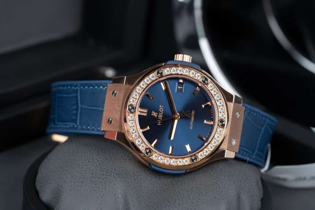 ĐỒNG HỒ HUBLOT CLASSIC FUSION NIỀNG KIM CƯƠNG MOISSANITE MÀU XANH LAM