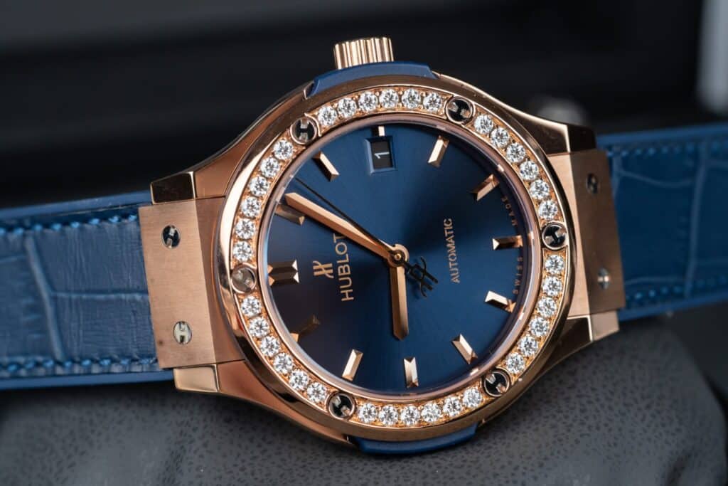 ĐỒNG HỒ HUBLOT CLASSIC FUSION NIỀNG KIM CƯƠNG MOISSANITE MÀU XANH LAM