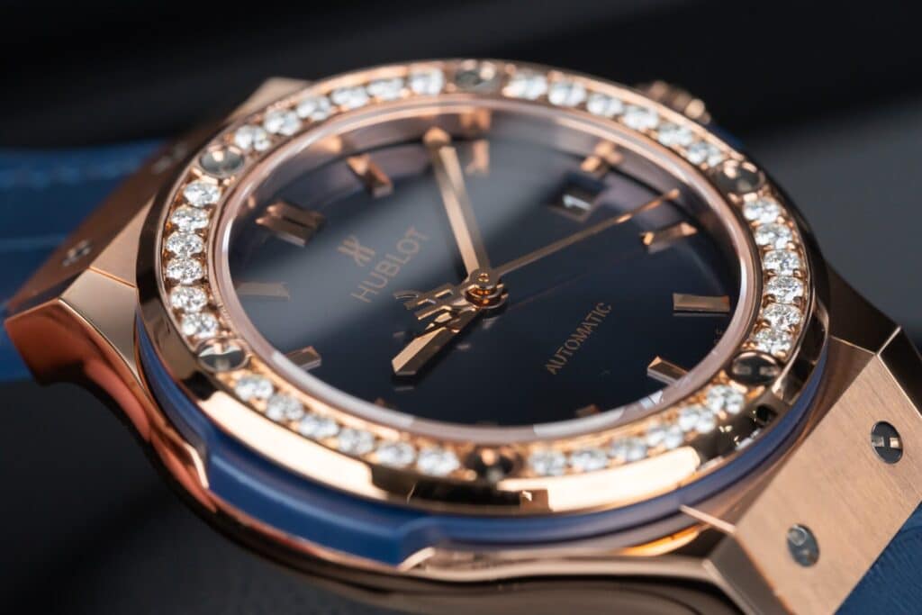 ĐỒNG HỒ HUBLOT CLASSIC FUSION NIỀNG KIM CƯƠNG MOISSANITE MÀU XANH LAM