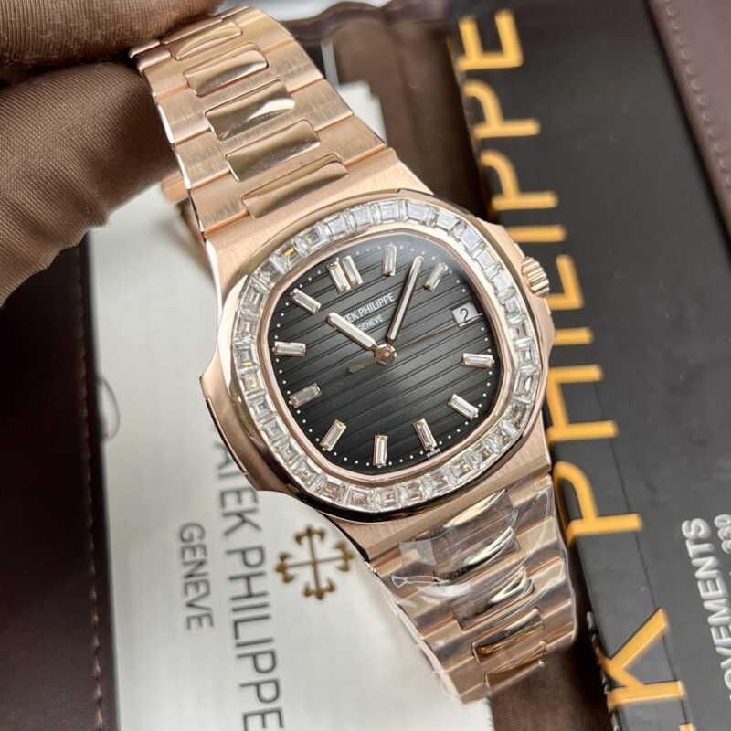 ĐỒNG HỒ PATEK PHILIPPE NAUTILUS 5723 BỌC VÀNG NIỀNG KIM CƯƠNG MOISSANITE BAGUETTE