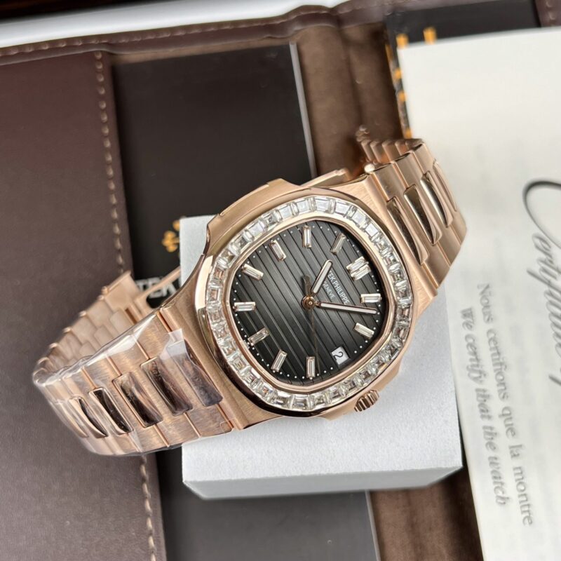 ĐỒNG HỒ PATEK PHILIPPE NAUTILUS 5723 BỌC VÀNG NIỀNG KIM CƯƠNG MOISSANITE BAGUETTE