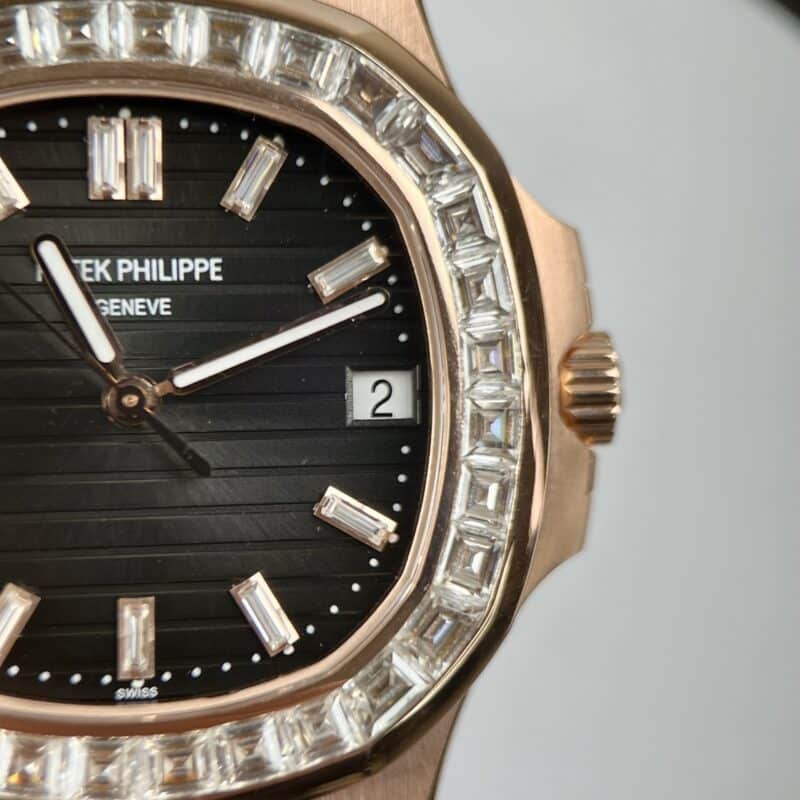 ĐỒNG HỒ PATEK PHILIPPE NAUTILUS 5723 BỌC VÀNG NIỀNG KIM CƯƠNG MOISSANITE BAGUETTE