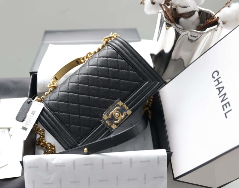 TÚI CHANEL BOY FLAP BAG NGUYÊN BẢN MÀU ĐEN TAG VÀNG