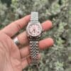 ĐỒNG HỒ NỮ ROLEX LADY-DATEJUST MẶT SỐ HỒNG CỌC SỐ LA MÃ REP 1:1