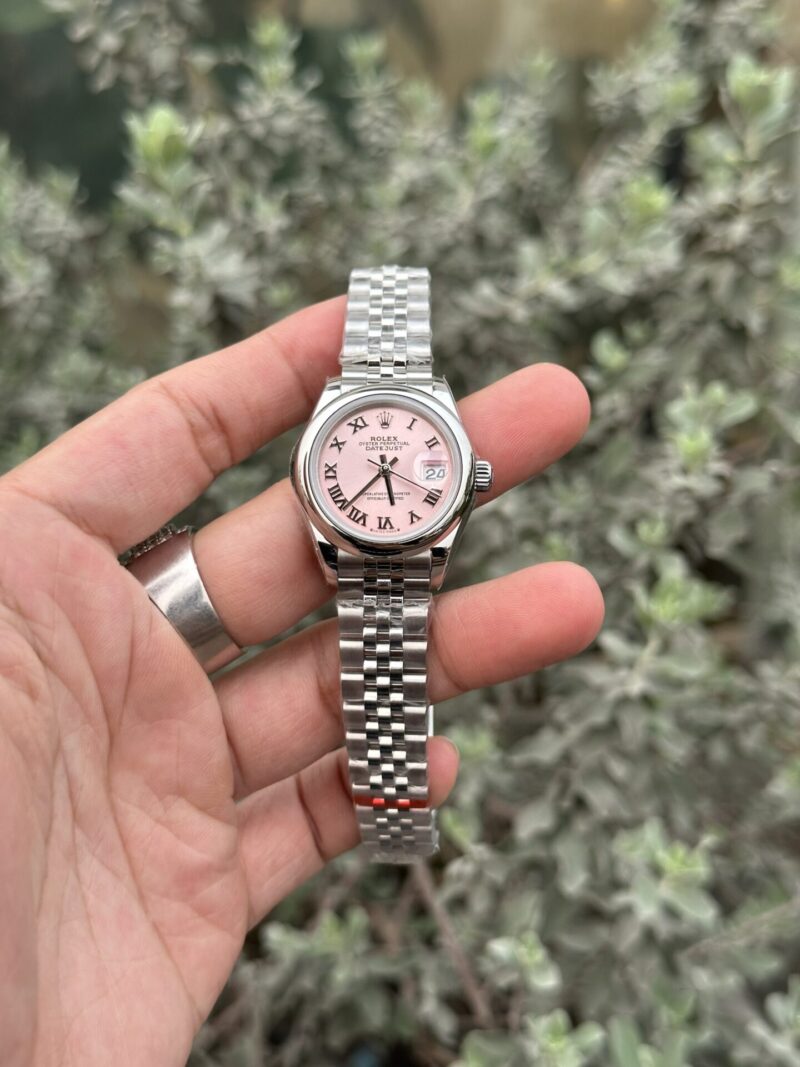 ĐỒNG HỒ NỮ ROLEX LADY-DATEJUST MẶT SỐ HỒNG CỌC SỐ LA MÃ REP 1:1