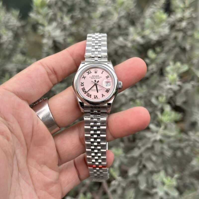 ĐỒNG HỒ NỮ ROLEX LADY-DATEJUST MẶT SỐ HỒNG CỌC SỐ LA MÃ REP 1:1