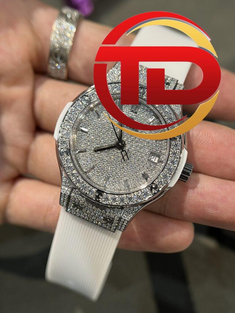 ĐỒNG HỒ HUBLOT CLASSIC FUSION MÀU TRẮNG ĐÍNH FULL KIM CƯƠNG MOISSANITE 38MM