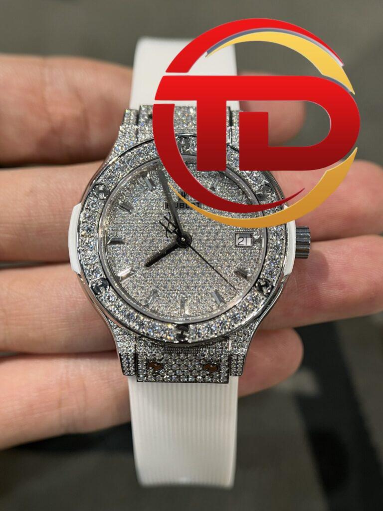 ĐỒNG HỒ HUBLOT CLASSIC FUSION MÀU TRẮNG ĐÍNH FULL KIM CƯƠNG MOISSANITE 38MM