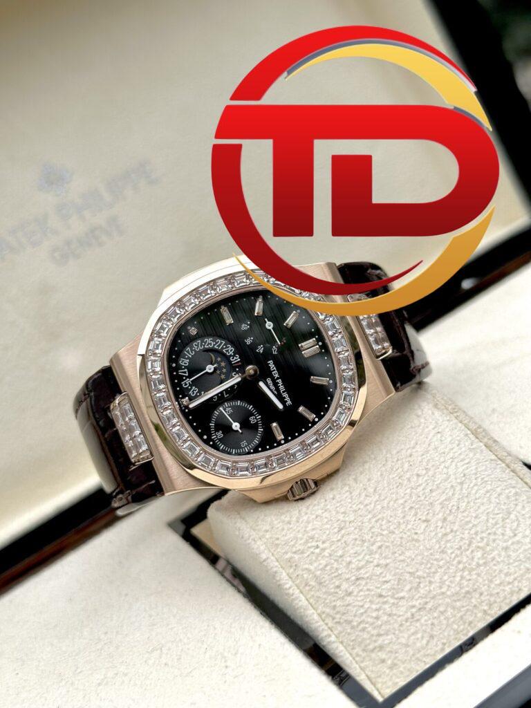 ĐỒNG HỒ PATEK PHILIPPE NAUTILUS 5724R MẶT SỐ ĐEN REP 1:1 GR FACTORY