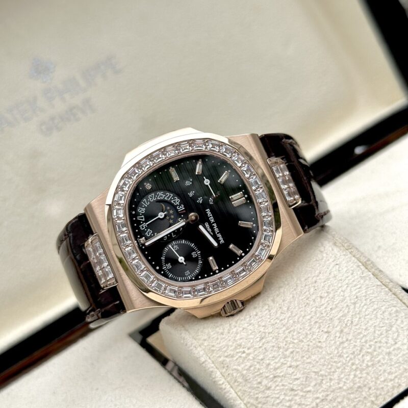 ĐỒNG HỒ PATEK PHILIPPE NAUTILUS 5724R MẶT SỐ ĐEN REP 1:1 GR FACTORY