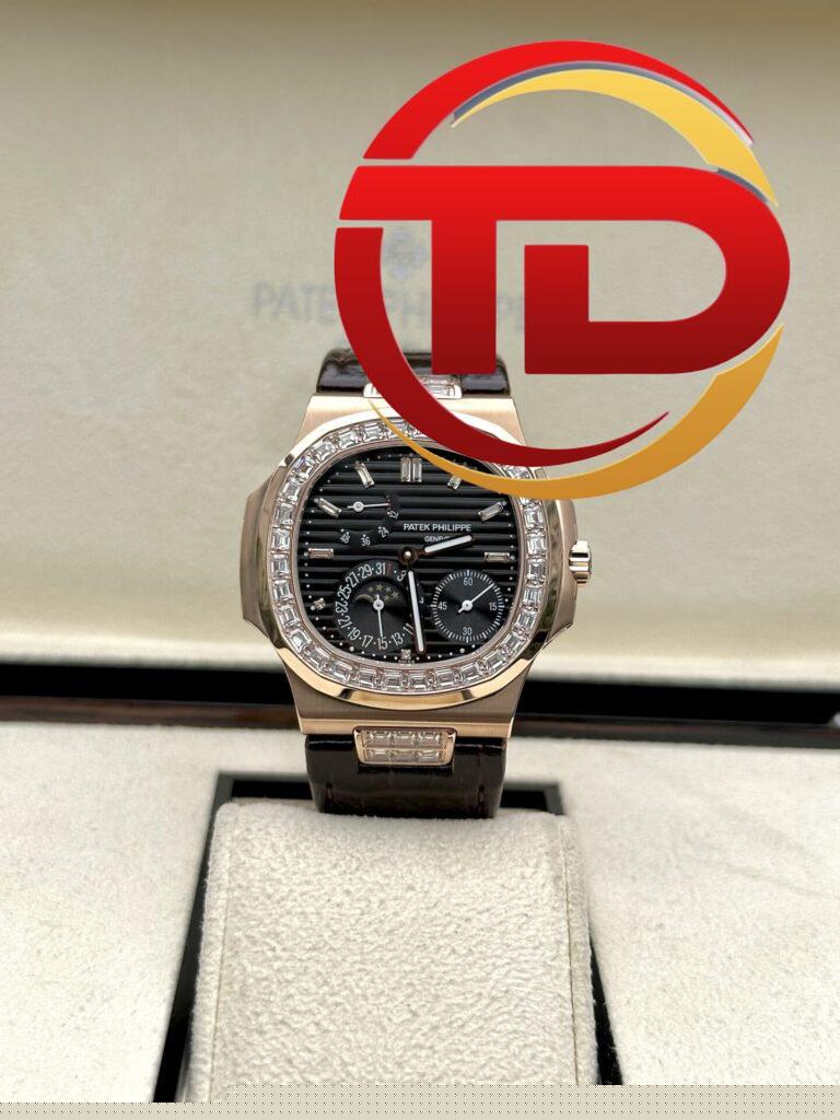 ĐỒNG HỒ PATEK PHILIPPE NAUTILUS 5724R MẶT SỐ ĐEN REP 1:1 GR FACTORY