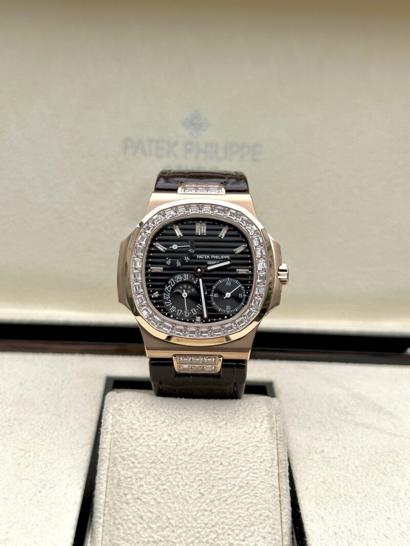 ĐỒNG HỒ PATEK PHILIPPE NAUTILUS 5724R MẶT SỐ ĐEN REP 1:1 GR FACTORY