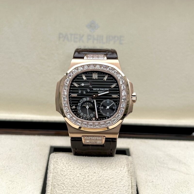 ĐỒNG HỒ PATEK PHILIPPE NAUTILUS 5724R MẶT SỐ ĐEN REP 1:1 GR FACTORY