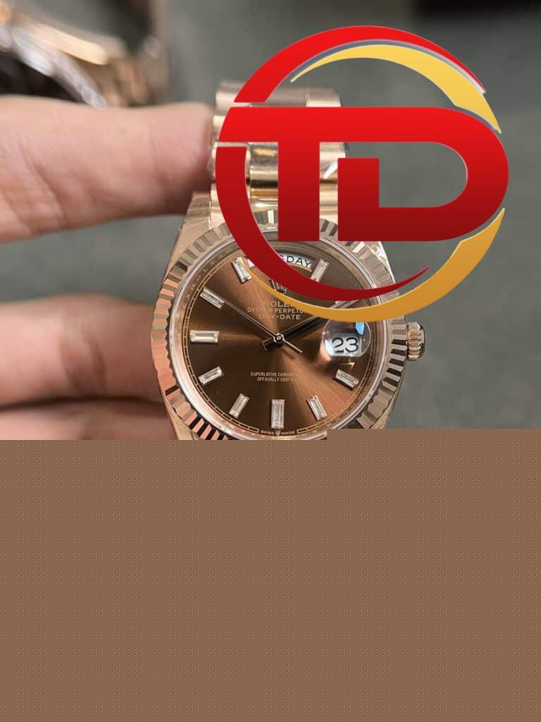ROLEX DAY-DATE MẶT SỐ CHOCOLATE CỌC SỐ ĐÁ BAGUETTE FAKE CAO CẤP