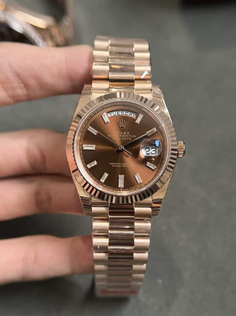ROLEX DAY-DATE MẶT SỐ CHOCOLATE CỌC SỐ ĐÁ BAGUETTE FAKE CAO CẤP